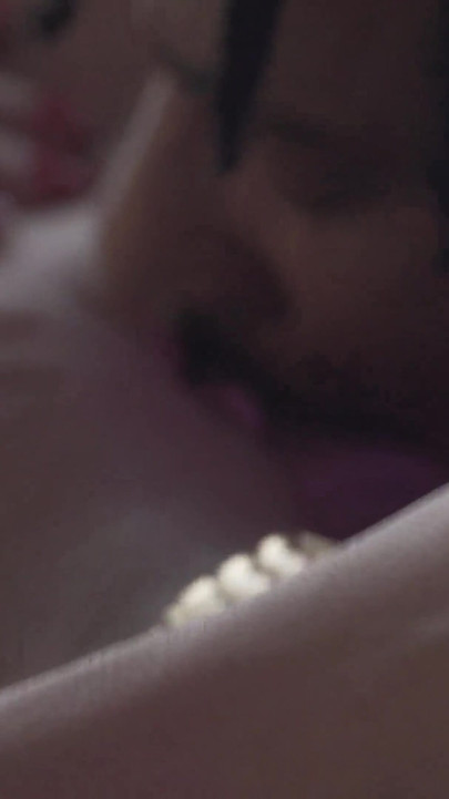 セクシーなブロンドがBBCにセックスされ、胸に精液がつく