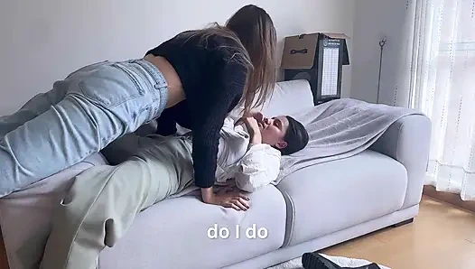 Aku menggosok vaginaku yang basah dan panas di atas vagina mantanku