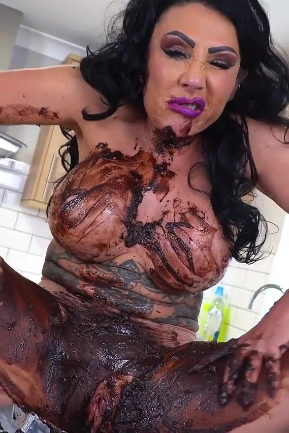 Nicole DuPapillon makes a cum drizzle cake part 2