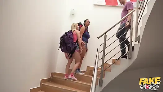 Zwischen einer blondine und einer brünette
