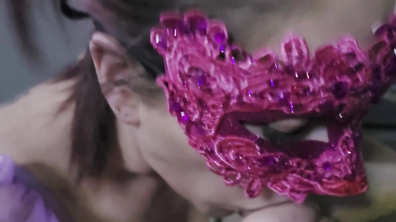 Πρόστυχη Milf με ροζ μάσκα παίρνει πίπα με χελιδόνι