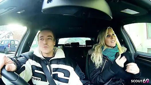 Reife blonde deutsche Julia Pink lutscht Schwanz von User und lässt sich lecken