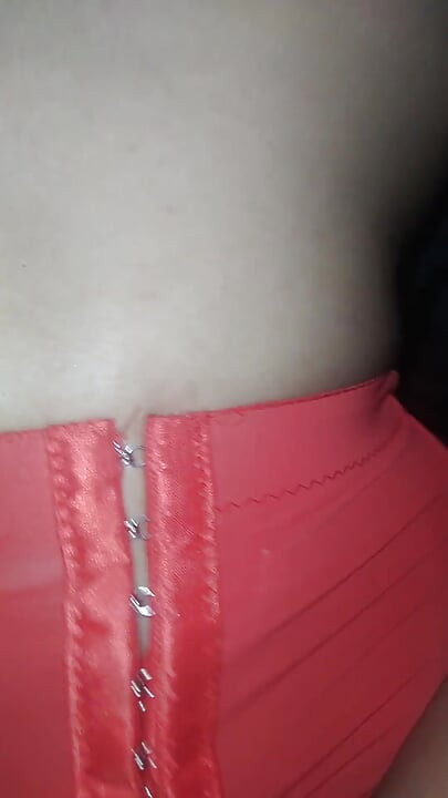 Une belle MILF latina baise en lingerie rouge