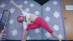 Schattige latina milf yoga-training met grote borsten tepelslip doorzichtige legging
