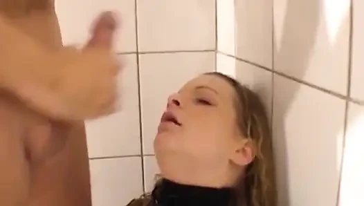 Deutsche sut wurde hardcore zertrümmert und im badezimmer geritten