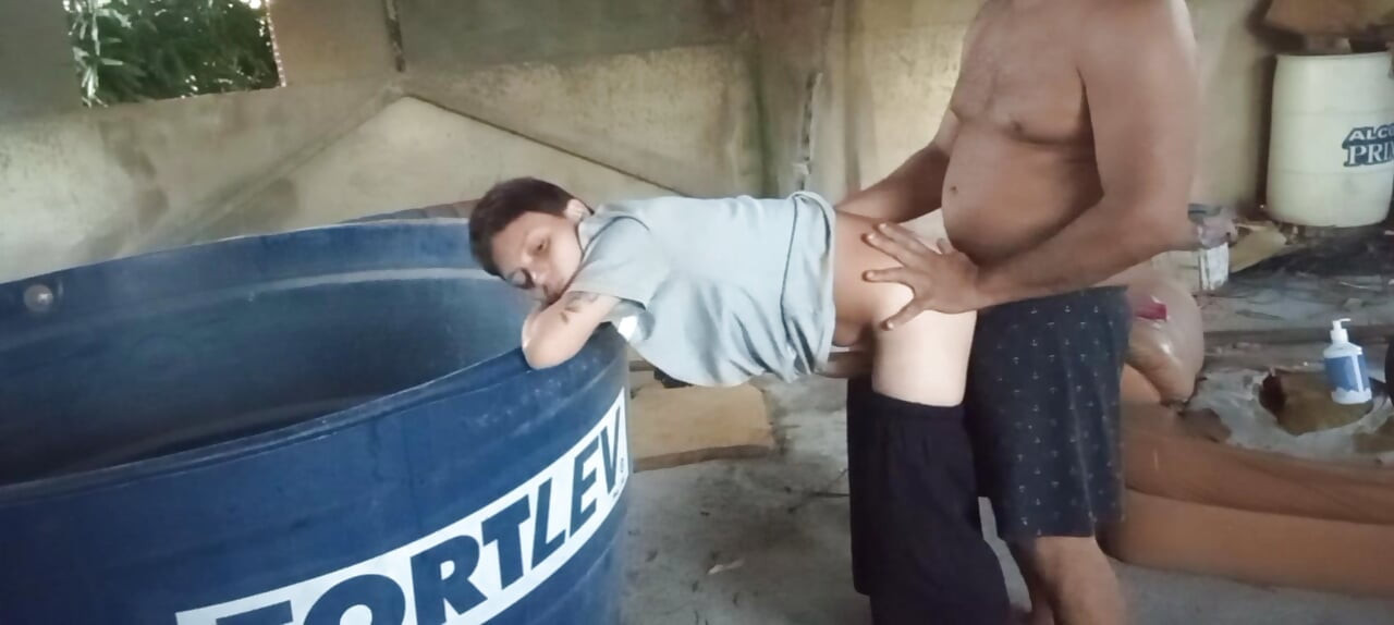 Fodendo a bunda do sapato no terraço 100% anal