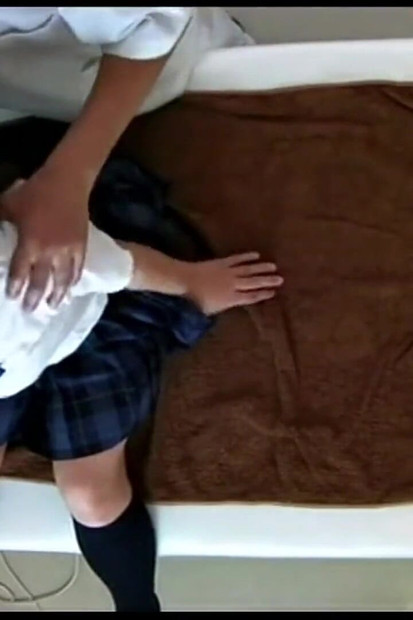 在昏暗的工作室里，触摸变成了危险的温柔。-2