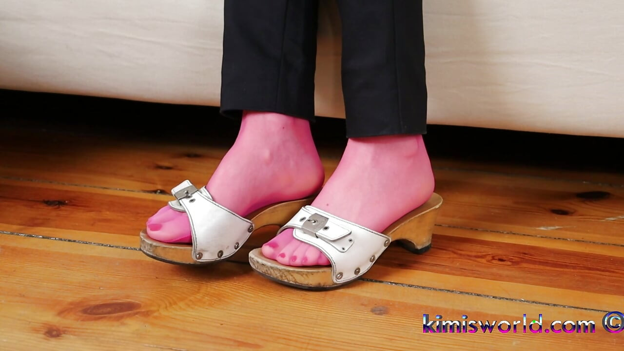 Чувственное свисание и игра с обувью в розовых колготках — лоферы и сабо