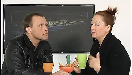 Süße milf spielt beim casting mit ihrer muschi