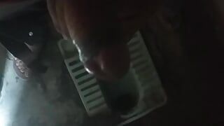 Baño porno - india chico da masturbación con la mano