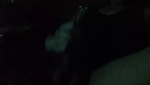 hava durumunu izleyen kız