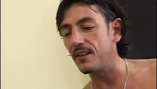 Старая и молодая блондинка с волосатой киской трахается, трахает пальцами