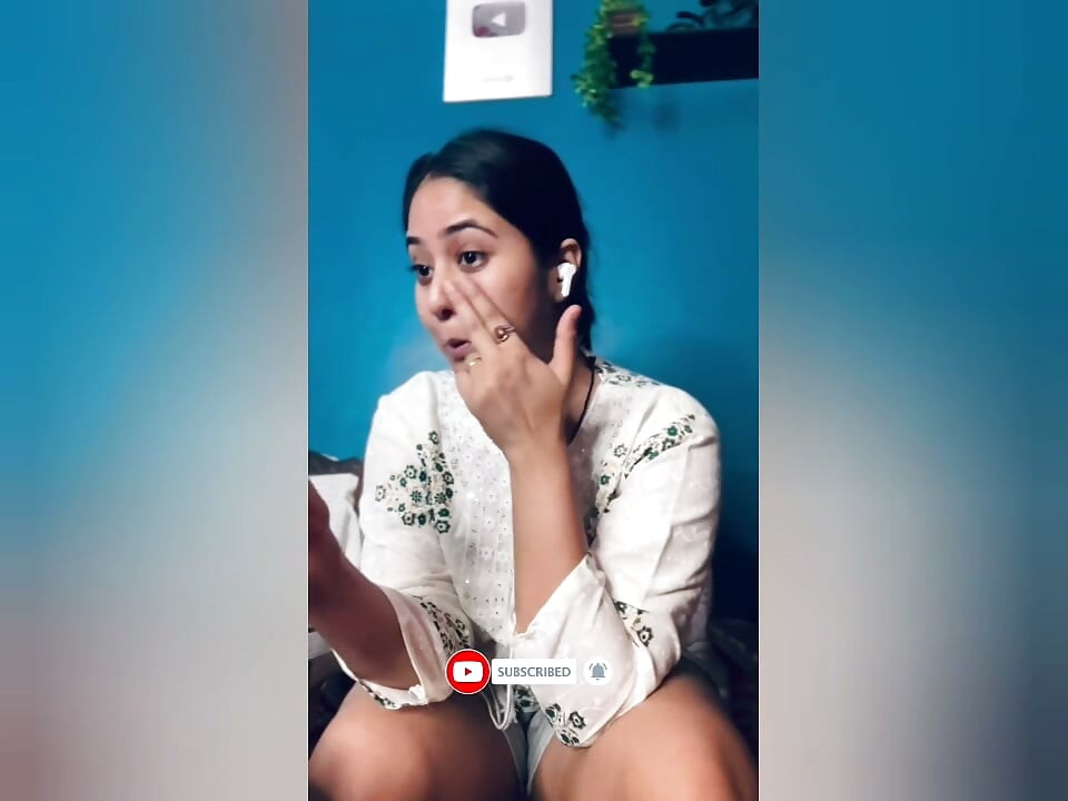 Desi Hot Bhabhi ji nahuli ang kanyang devar habang nagmamasterbate sa bahay, tapos nagkantutan sila, Hindi sex video na may maruruming salita.