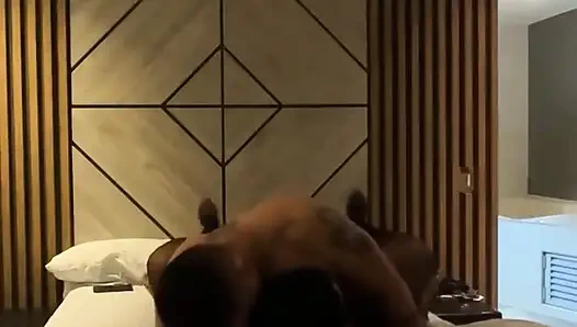 İtaatkar eş yatağın her yerine ıslak fışkıran orgazm yaşıyor