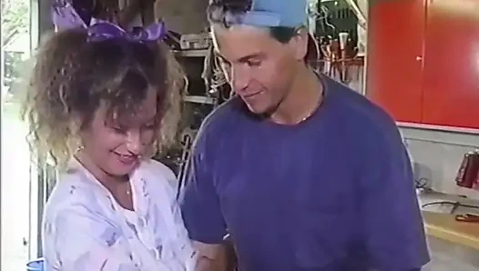 Üvey kız kardeşine çekicin nerede asılı olduğunu gösterir