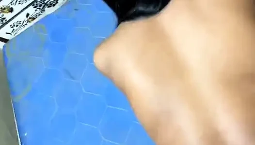 Die stieftochter ließ ihren stiefvater in ein Glas pissen, lutschte seinen Penis und bekam von ihm ihre muschi gefickt.