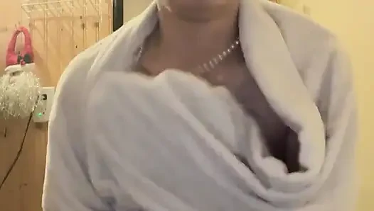 Hana si cewek dengan toket mungil dengan toket besar alami lagi asik mandi