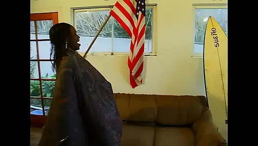 Azgın kız büyük bir penisin hoşuna gidiyor