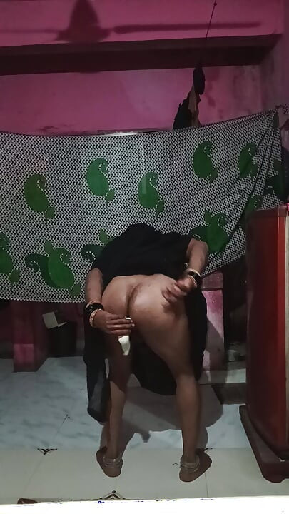 Madhuri bhabhi apni gand me do egg dalikali sari pehenkar
