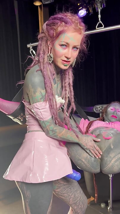 거대한 스트랩으로 애널 구멍을 파괴하는 고딕 잉크 여왕