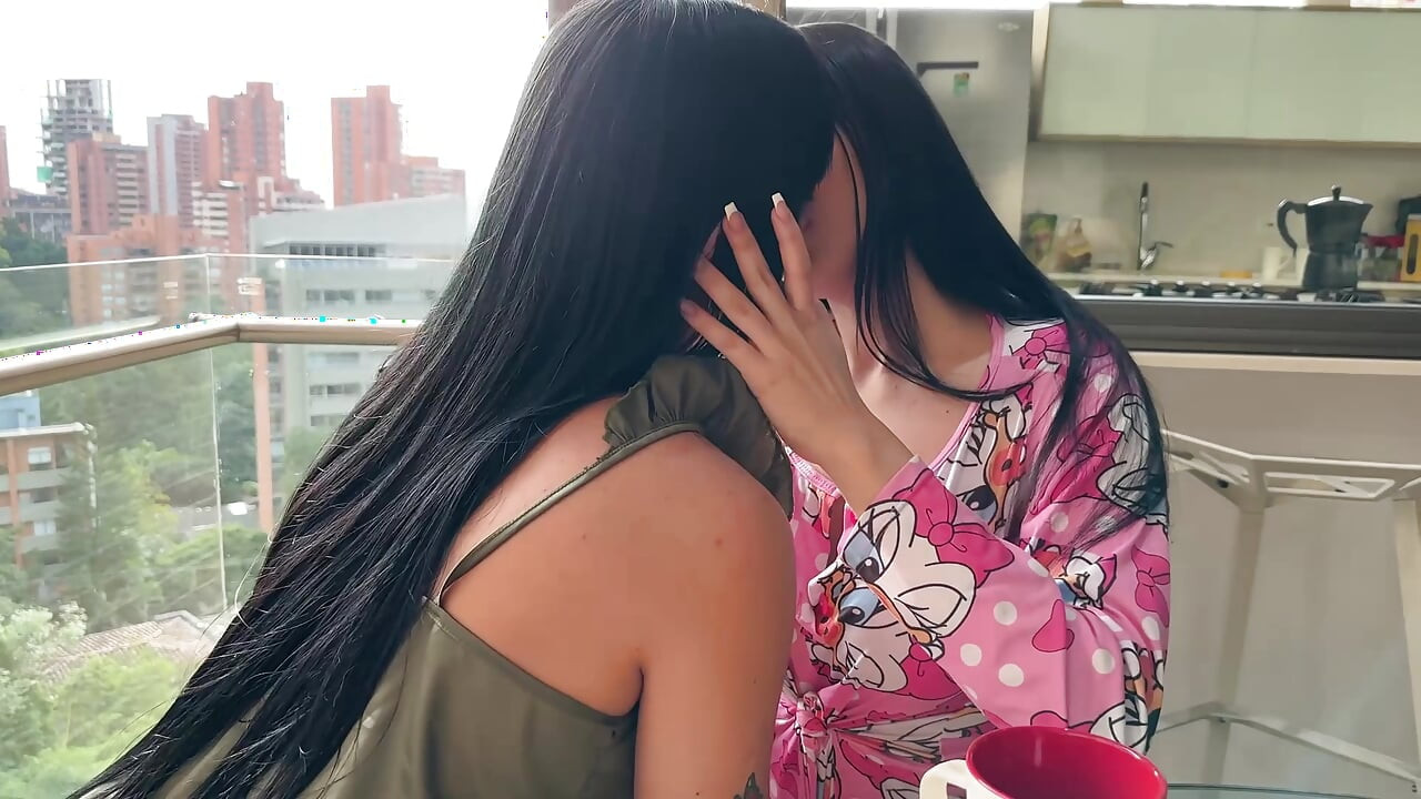 Pertemuan lesbian berganda antara Yenifer Chacon dan amber Prada, gunting, makanan pussy