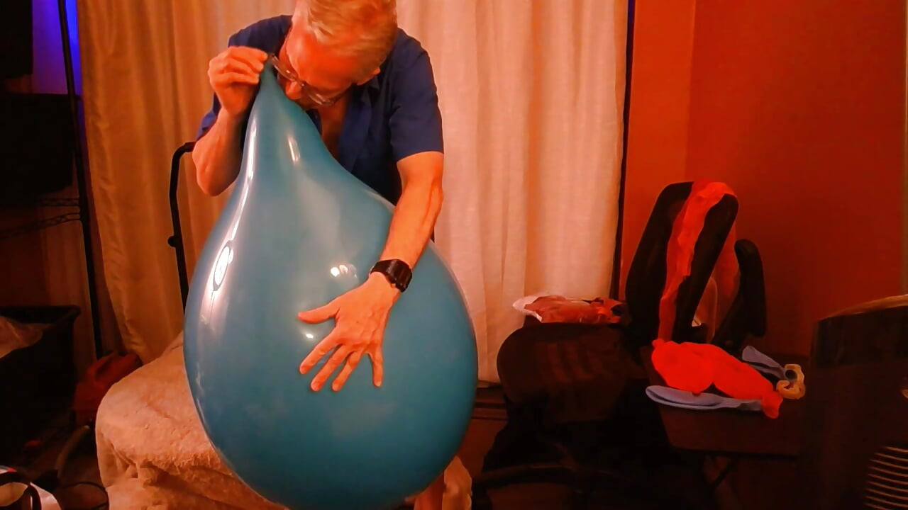 156) Looner Blows to Pop and Humps Giant Balloons
