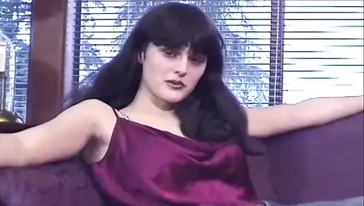 Sascha si cewek cantik dengan berbulu lagi asik muasin memeknya sendirian sampai berbulu