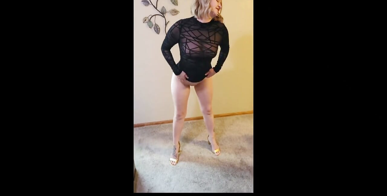 Cute Hotwife Scarlettraven Strips and Gets Fucked Doggystyle Facing the Camera
