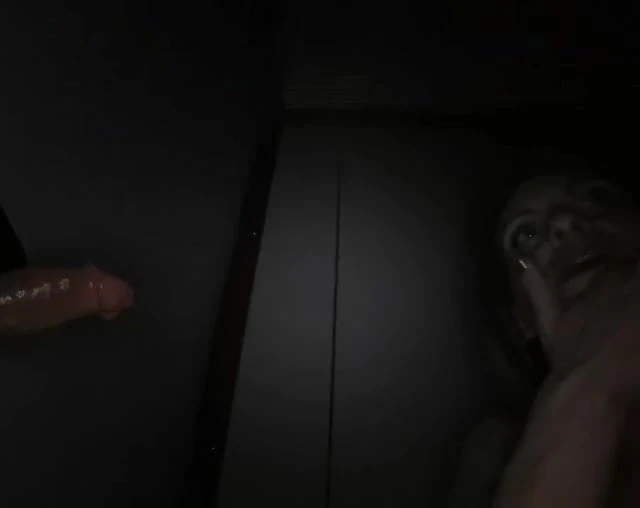 Corno levou esposa pra mamar no Glory hole