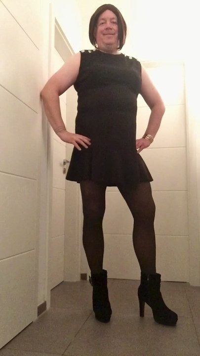 Nicki-Crossdress - black dress and tights