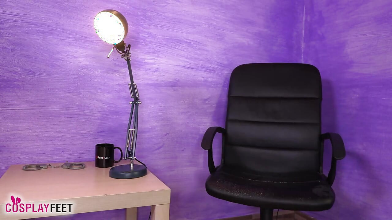 Cảnh sát nóng bỏng Katia Casadei trong chiếc quần tất lưới cá đen siêu gợi cảm