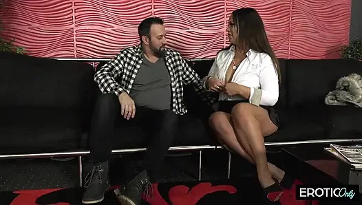 Его член исчезает между ее возбужденными сиськами монстра