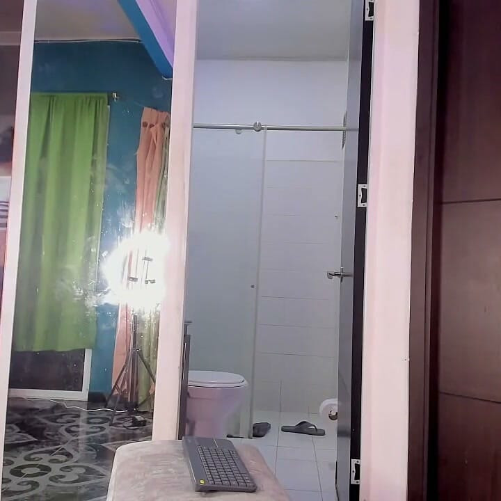 Ken Prince Femboy, columbian, este surprins de colegul său de cameră și se predă