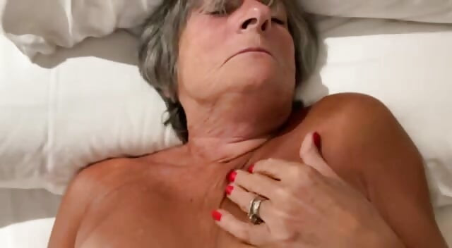 Linda vingert zichzelf tot verschillende sperma's met mijn spermasap