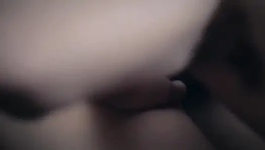 Heiße Blondine rief ihre Freundin in einer schlaflosen Nacht zum Ficken an