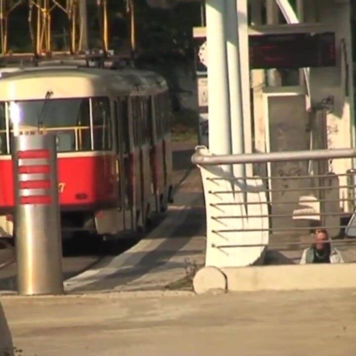 Mlada djevojka jebana vani od starca