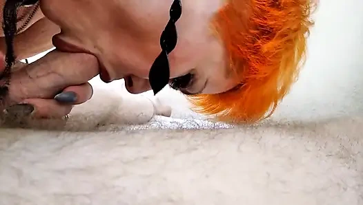 Pertunjukan dua cewek rusia lagi asik nyepong kontol - close-up: cewek rambut pirang dan rambut merah...