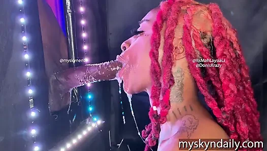 Hals-ziegel bekommt einen großen schwarzen schwanz