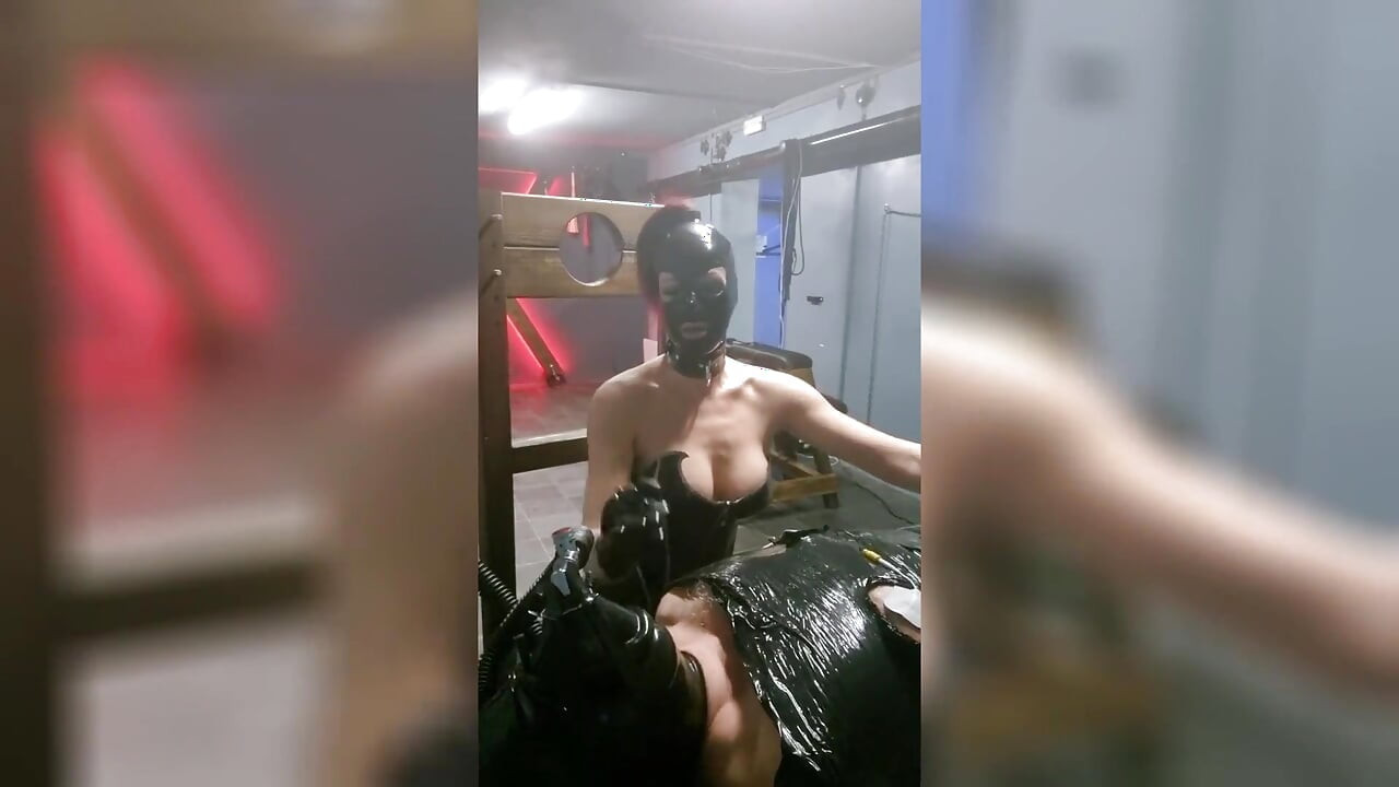 Bezmocný Otrok Trpí Při Tvrdé Dilataci S Dechovou Maskou.