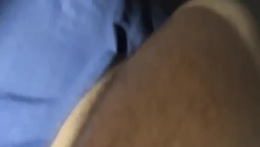 Ein schöner Abend mit einem süßen jungen Mädchen. Rosa Nahaufnahme.