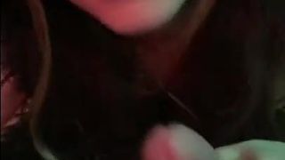 Крошка делает минет с пушистыми волосами в видео от первого лица