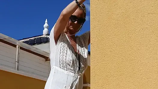 Outdoor Dildo-fick Arsch Spreizen Analspiel in Der Sonne Nach Dem Strippen in Strümpfen & Absätzen