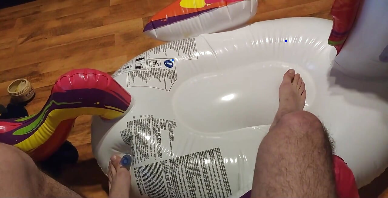 Desinflando mi unicornio inflable con mis pies
