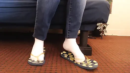 Sandal jepitan kaki putih pakai kaus kaki besar