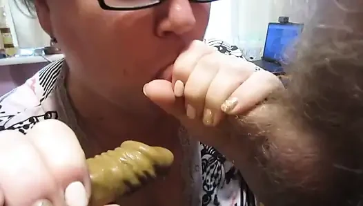Ich lerne, zwei schwänze gleichzeitig zu lutschen