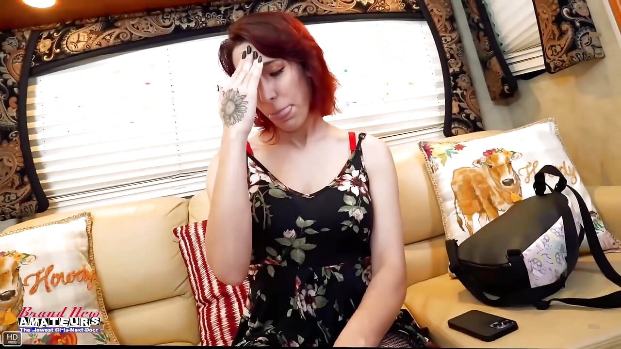 火辣红发女郎Scarlett Foxx大奶子深口交到硬无情的大满贯!