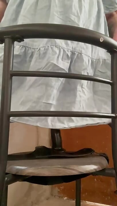 クロスダーサーは建設現場でストラップオンでやられ、ほとんど捕まりそうになります