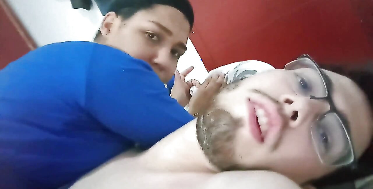 Genç amatör çift ev yapımı porno videoları çekiyor