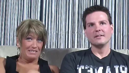 Ibu-ibu seksi dengan toket besar ini dientot sama dua kontol besar cowok berhijab