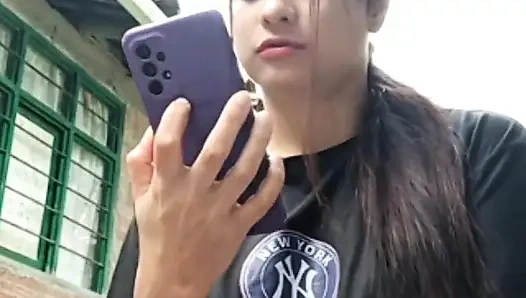 Sexy mädchen streamt und berührt sich für fans